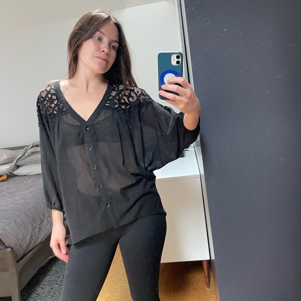 Black blouse with shoulder lace Size: S